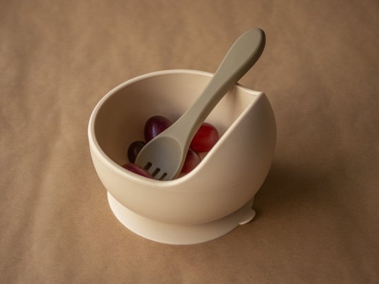 Jikkies® - Siliconen Kinderbestek Set - Peuter Bestek - Lepel & Vork - Beige- Veilig - Getest op EN-norm - Duurzaam - Kindvriendelijk - 100% Siliconen - Vaatwasserbestendig - Magnetronbestendig - Oefenbestek - Ergonomisch bestek van Jikkies — afbeelding 4