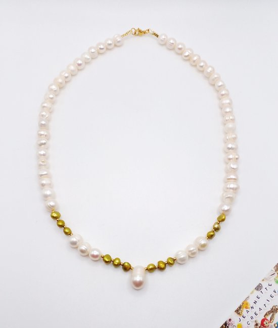 Witte zoetwaterparelketting met olijfgroene parels en een hangende druppelvormige parel in het midden. Gouden sluiting.