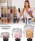 Vrouw poseert met stapelbare doorzichtige bakken gevuld met snacks, marshmallows en koekjes, met afmetingen.
