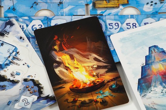 Kaart van het spel 'Nunatak' met een brandend kampvuur in een donkere grot, naast blauwe ijsblokken en een kaart met een piramide.