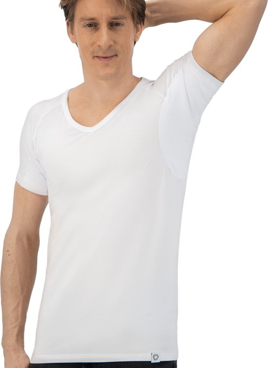 Man met blonde haren, draagt een wit V-hals ondershirt met korte mouwen en een ingenaaid okselpads, rechterarm opgetild.