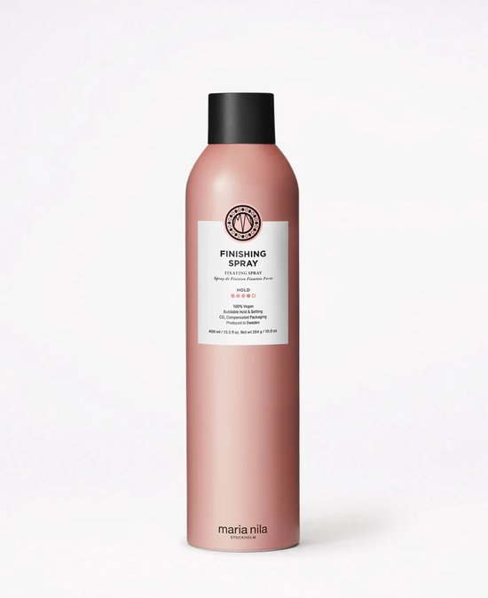 Rechtopstaande roze fles Maria Nila Finishing Spray met een wit label en zwarte dop, op een witte achtergrond.