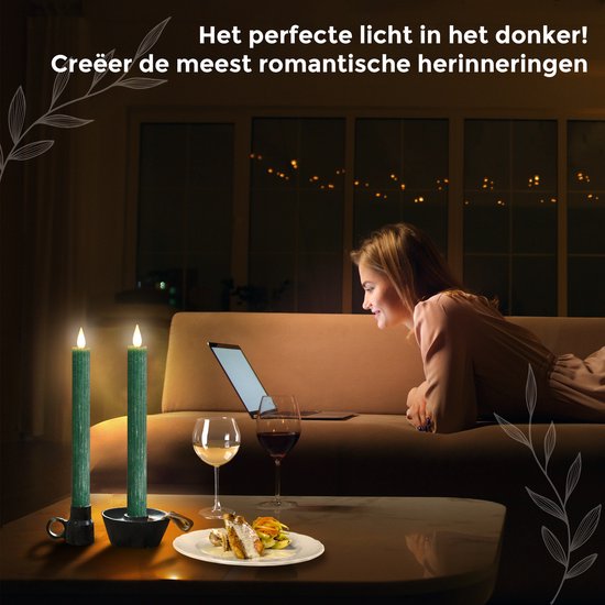 Mosgroene LED-kaarsen in donker interieur met vrouw op bank, laptop en wijnglazen.