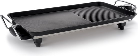 Zwarte elektrische grillplaat met glad en gegrild deel, metalen handvatten en zwarte pootjes.
