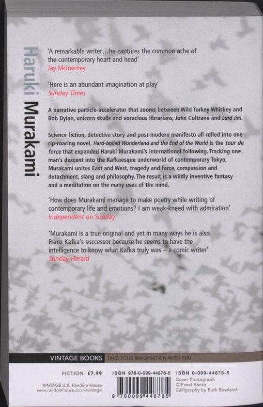 Achterkant van het boek 'Hard-Boiled Wonderland and the End of the World' door Haruki Murakami, met citaten en uitgeversinformatie.