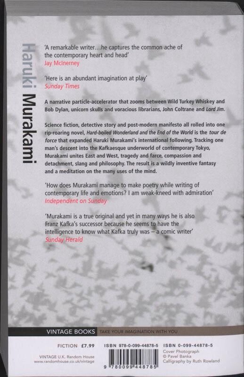 Achterkant van het boek 'Hard-Boiled Wonderland and the End of the World' door Haruki Murakami, met citaten en uitgeversinformatie.