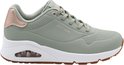 Lichtgroene Skechers dames sneaker met veters, witte zool en roze accent.