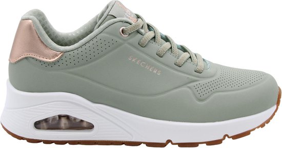 Lichtgroene Skechers dames sneaker met veters, witte zool en roze accent.