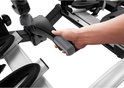 Hand die de hendel van de Thule fietsendrager bedient.