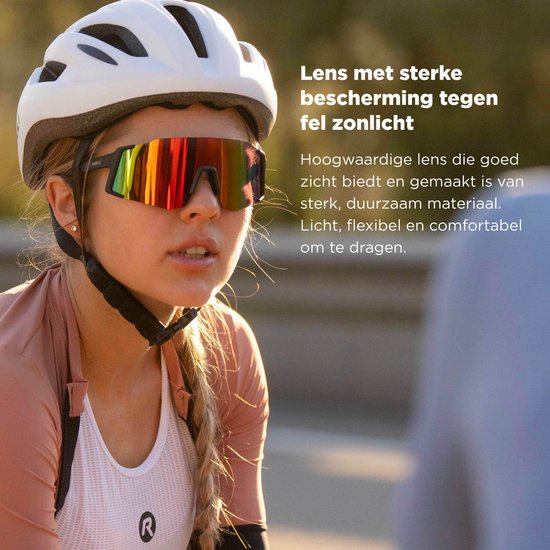 Vrouw op fiets draagt zwarte Rogelli Sabre sportbril met gespiegelde rode lenzen, roze fietsjack.