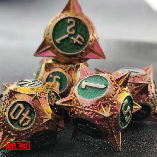 Gouden metalen dobbelstenen met roze accenten en groene cijfers.