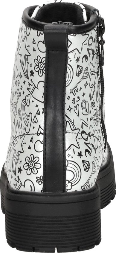 Achterkant van zilveren laars met veters, bedekt met zwart-witte doodle-print. Zwarte zool en zwarte streep aan de achterkant.