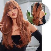 SassyGoods Koper Rode Pruik met Pony - Vrouw - Pruiken Dames Lang Haar - Wig - Drag Queen - Ginger Oranje Rood - 65 cm