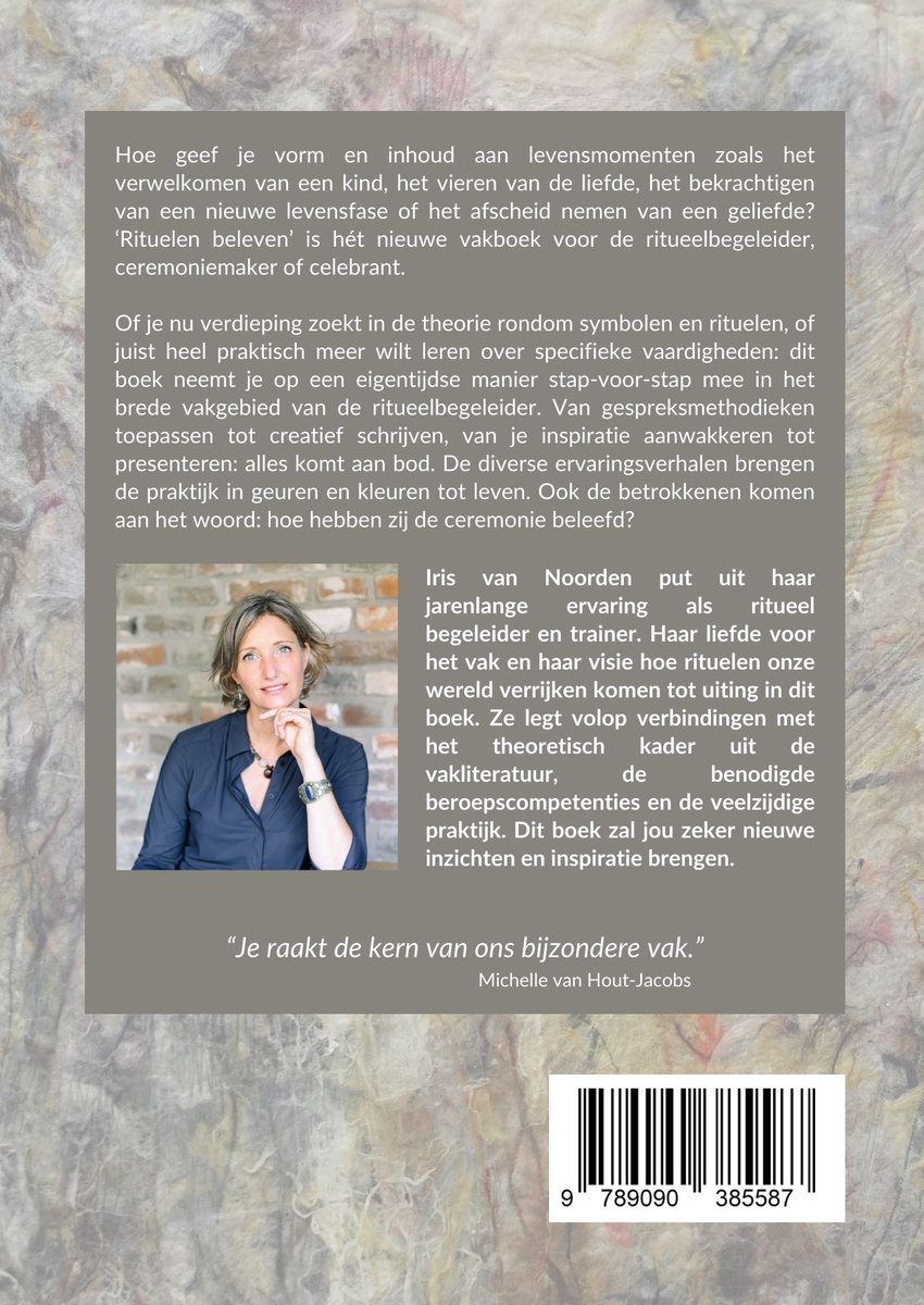 Achterkant van een boek met een foto van Iris van Noorden, auteur, zittend in een blauw jasje. De tekst beschrijft haar ervaring met rituelen.