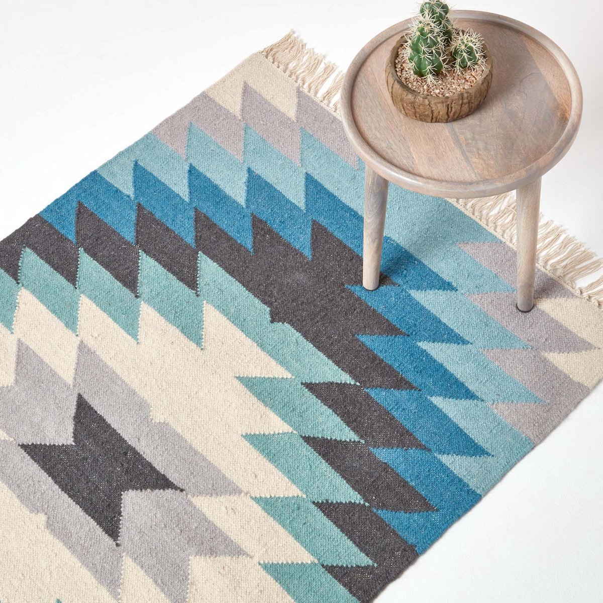 Homescapes Helsinki handgeweven kelimkleed van wol en katoen met blauw geometrisch patroon, 90 x 150 cm