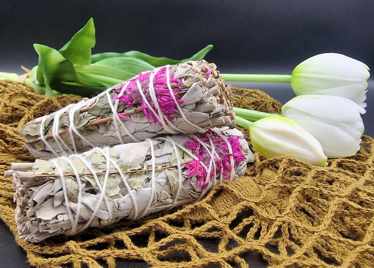 Wonders at Home Official Smudge Stick - Dahlia Salie 10cm - Wierook - Salie - Dahlia - DAHLIA FLORAL SAGE - Madeliefjes - Reinigen - Genezen - Meditatie - Yoga - Zen Roze