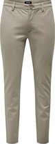 Voorkant van een beige chino met knoopsluiting, riemlussen en merklabel 'ONLY & SONS'.