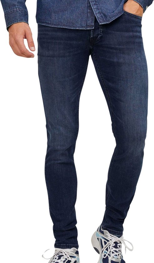 Man met een spijkerbroek, een denim overhemd en sneakers.