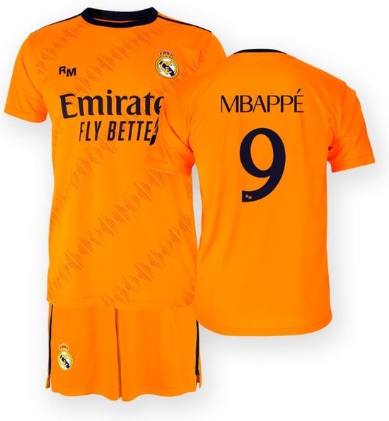 Oranje Real Madrid tenue met shirt 'Emirates FLY BETTER', 'MBAPPÉ 9' op de achterkant en bijpassend broekje.