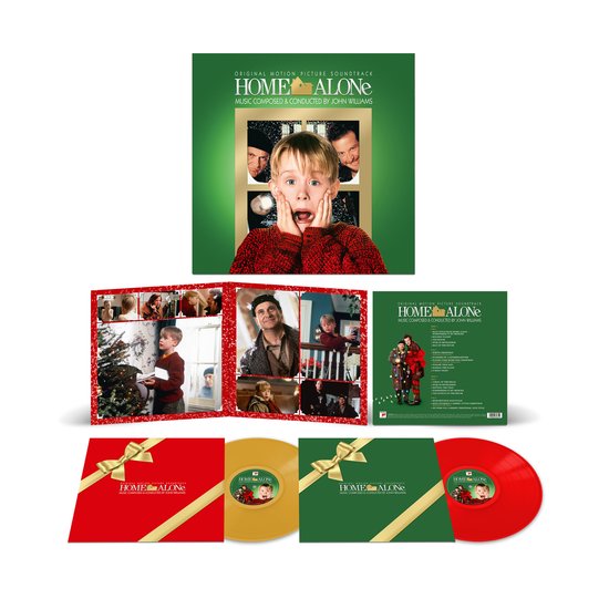 Home Alone soundtrack met LP's in rood en goud. Meerdere filmfoto's op de hoes, met de jongen bij de kerstboom en de twee mannen.