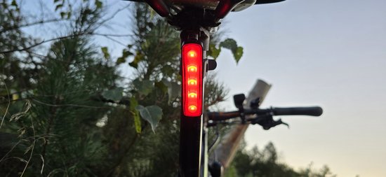 Achterlicht fiets - Waterdicht en Oplaadbaar met USB C - Met Start en Stop Sensor - Fel Fietslampje - Fiets Achterlicht - Rood — afbeelding 3