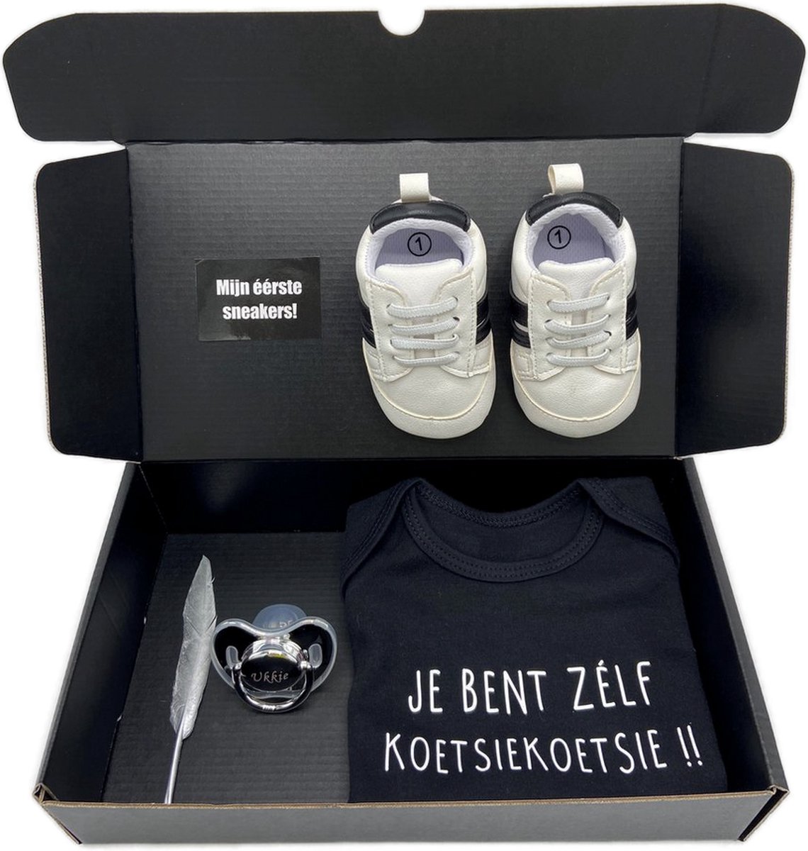 Goedkoopste Kraamcadeau jongen - koetsiekoetsie - 2 maten - kraamcadeau unisex met romper babysneakers en metallic speen - Ook rechtstreeks te versturen met kaart