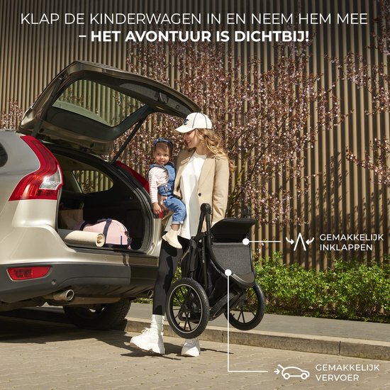 Vrouw met baby vouwt een zwarte driewielkinderwagen in de kofferbak van een auto.