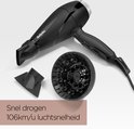 Zwarte BaByliss haardroger met diffuser en smal mondstuk, voor snel drogen met 106km/u lucht.
