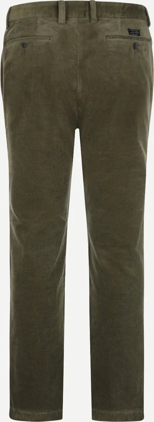 Achterkant van olijfgroene corduroy chino broek met rechte pijpen, riemlussen en achterzakken.