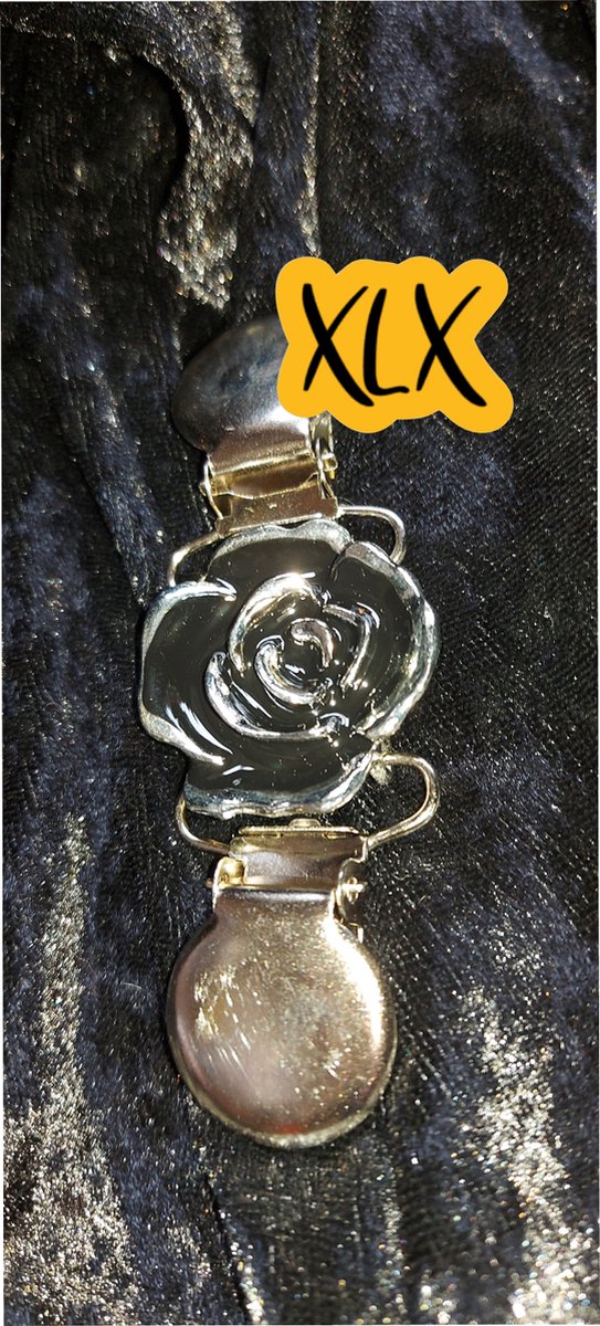 Vestsluiting zilverkleurig met zwarte bloem, XLX® Vestsluiting zilverkleurig, Vestclip, Vestklem, sjaalspeld, Vest, Clip, Klem, Sluiting