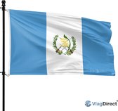 De Guatemalteekse vlag wappert aan een zwarte vlaggenmast, met hemelblauw en wit gestreepte banen en een wapenschild.
