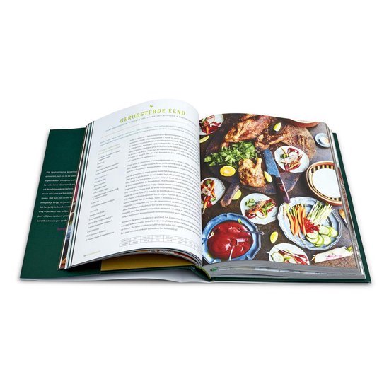 Een opengeslagen kookboek met de titel 'Geroosterde Eend' en een paginagrote foto van een geroosterde eend met bijgerechten.