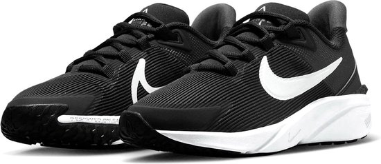 Paar zwarte Nike hardloopschoenen met witte swoosh en zool.