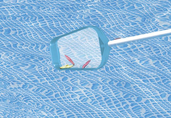 Een blauw schepnet vangt bladeren op in het water van een zwembad met een patroon op de bodem.