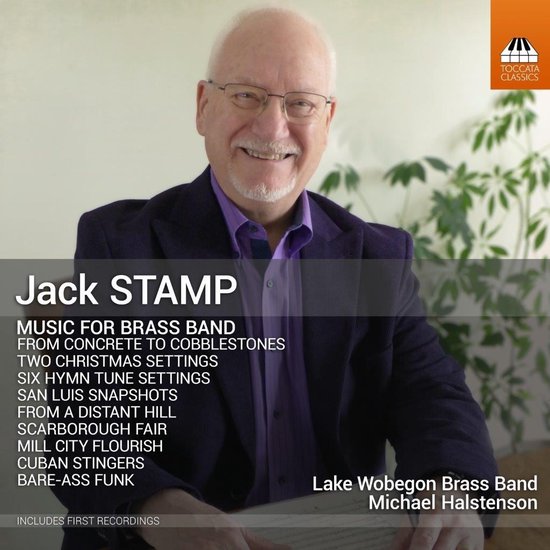 Jack Stamp glimlacht in een paars hemd en donker jasje op het album Music For Brass Band van Toccata Classics.