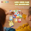 Kinderen spelen met praatkaarten en gele praat-tv met konijnenoren. Kaarten tonen kleding, voertuigen, vulkaan.