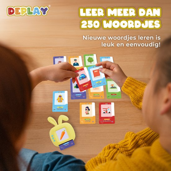 Kinderen spelen met praatkaarten en gele praat-tv met konijnenoren. Kaarten tonen kleding, voertuigen, vulkaan.