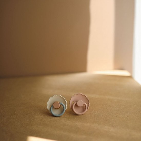 Frigg Daisy Fopspeen - 0-6 mnd (2 stuks) - Blooming Blush/Cotton van FRIGG — afbeelding 2