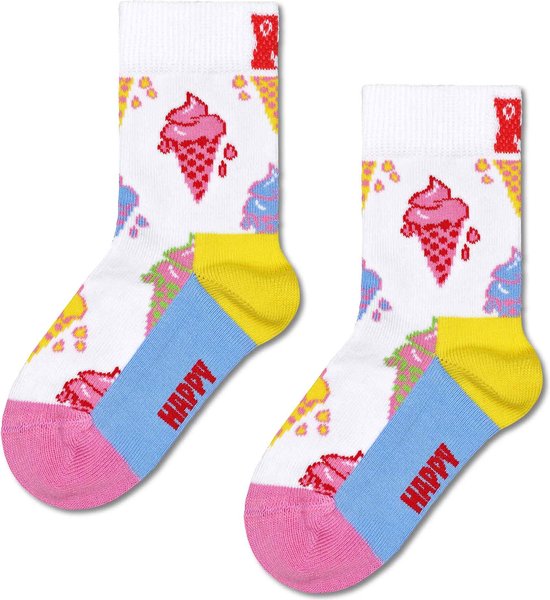 Twee witte Happy Socks voor kinderen met rode ijshoorntjes en gele en roze accenten.
