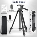 Zwarte statief met handleiding, telefoonhouder, tas en bluetooth afstandsbediening.