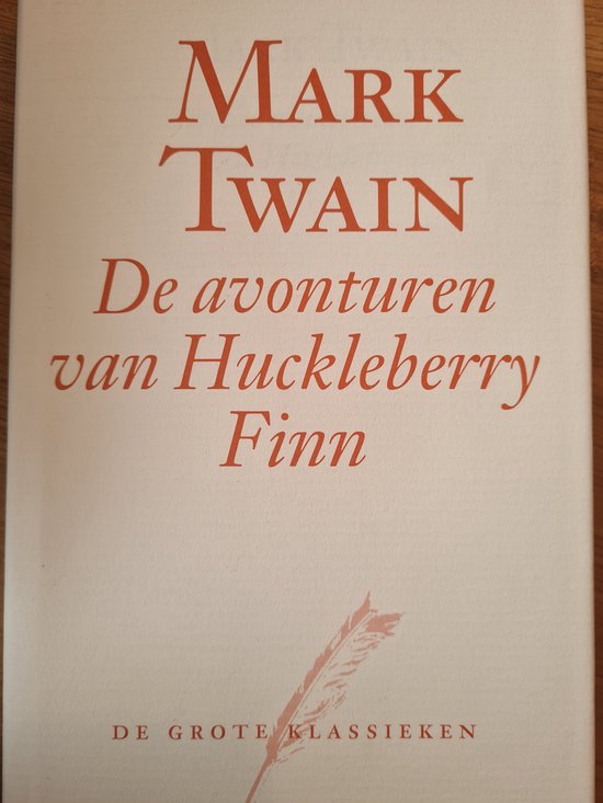 Boekomslag met 'MARK TWAIN De avonturen van Huckleberry Finn' in oranje letters. Rechts een roze veer.