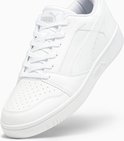 Witte Puma lage sneaker met veters en het Puma-logo op de zijkant en tong.