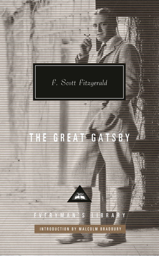 De omslag van The Great Gatsby toont een man met een pak en hoed die rookt, met de tekst 'F. Scott Fitzgerald', 'THE GREAT GATSBY', 'EVERYMAN'S LIBRARY' en 'INTRODUCTION BY MALCOLM BRADBURY'.