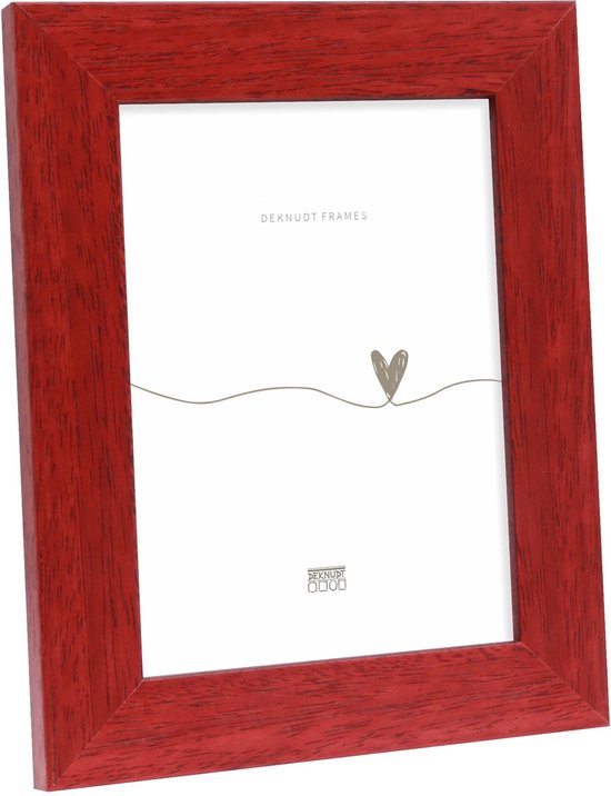Cadre photo en bois rouge avec un bord surélevé, avec 'DEKNUDE FRAMES' et un cœur.