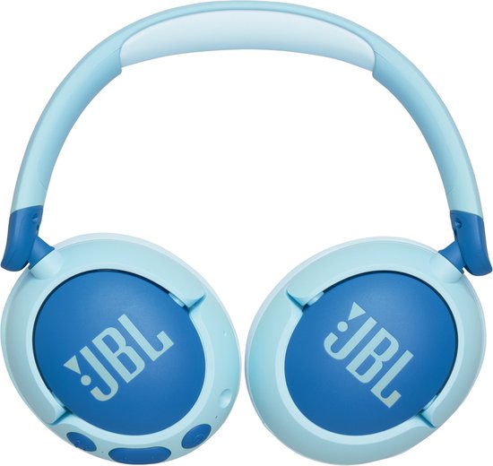 Lichtblauwe JBL koptelefoon met blauwe oorschelpen met JBL logo, op zwarte achtergrond.
