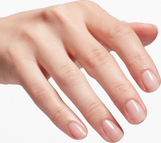 Een lichte hand met net gelakte, transparante nagels in een natuurlijke tint.