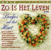 Zo Is Het Leven - Liedjes uit het Hart albumhoes met een hartvormige bloemenkrans van rode en oranje rozen, omringd door witte bloemen en groen gebladerte.