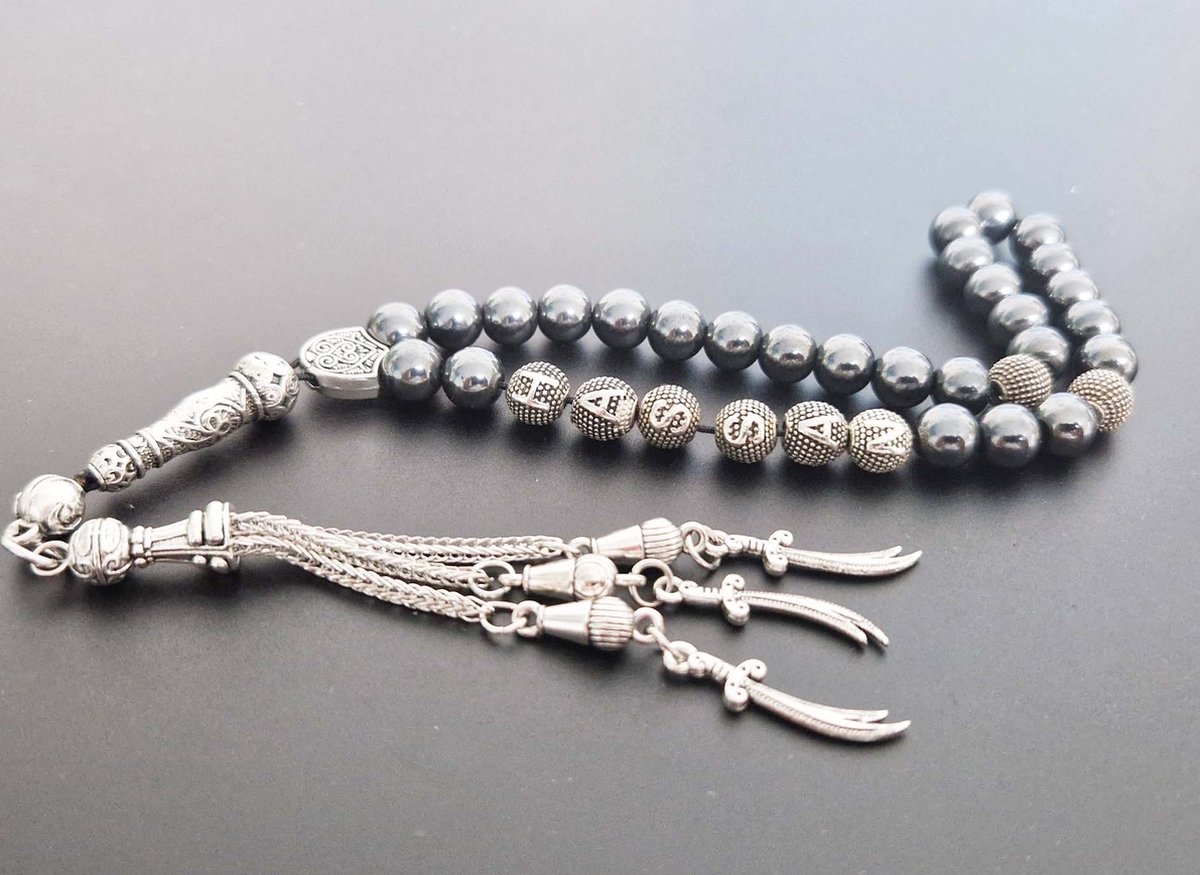 Handgemaakte naam tasbih 33 Kralen Natuursteen “Hematiet ” - met metaal tassel “Zwaarden"- Met je naam of de naam van uw geliefde- 8 mm diameter van de korrel
