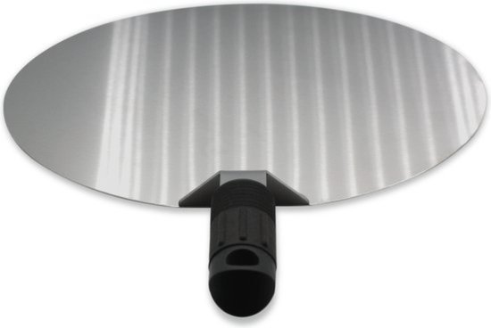 Onderkant van een ronde metalen pizzaschep met groeven, met zwart handvat.