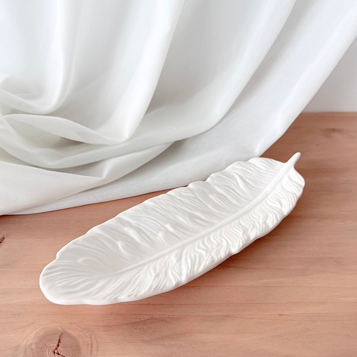 Veer decoratie schaaltje -Handgemaakt decoratief dienblad in veervorm – Wit sieradenschaaltje van porseleinen gips – Stijlvolle woondecoratie